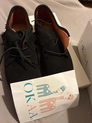 Zapatillas OKAA serraje negro flecos