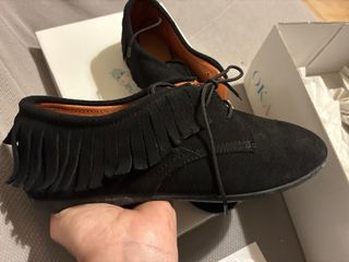 Zapatillas OKAA serraje negro flecos