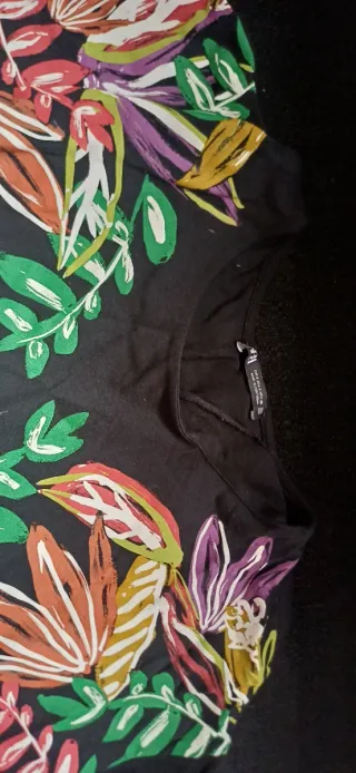 Camiseta negra con estampado floral