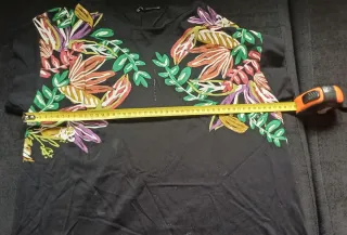 Camiseta negra con estampado floral