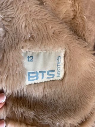 Abrigo con capucha beige BTS