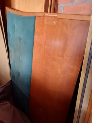 Armario de madera y cómoda