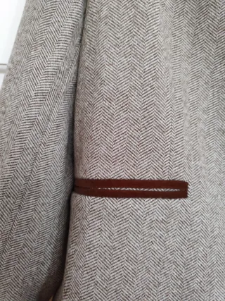 Blazer tweed beige con cuello marrón