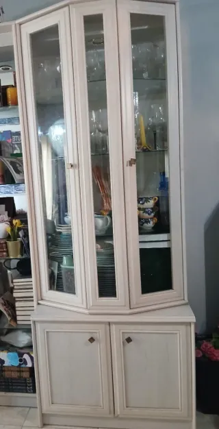 Mueble de salón blanco de madera