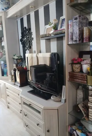 Mueble de salón blanco de madera