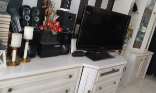 Mueble de salón blanco de madera