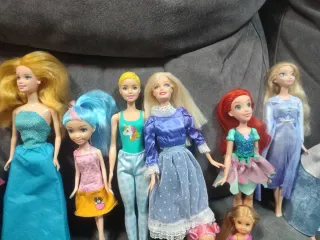Lote Muñecas Barbie, Disney y más