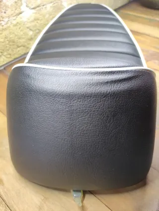Asiento Vespa Primavera Negro con ribete blanco