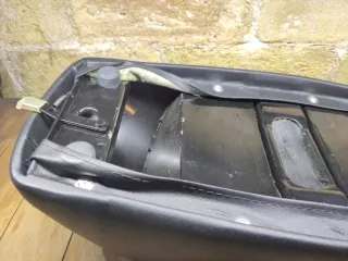 Asiento Vespa Primavera Negro con ribete blanco