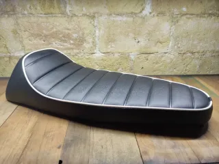 Asiento Vespa Primavera Negro con ribete blanco