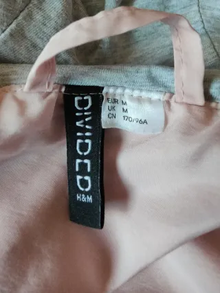 Chaqueta rosa con capucha