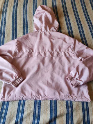 Chaqueta rosa con capucha