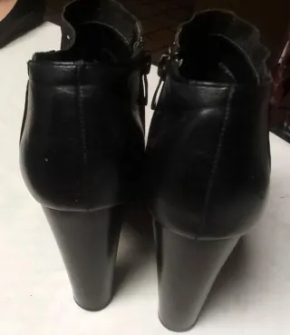 Botines negros con cadena