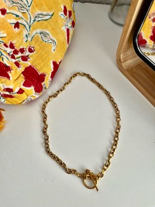 Collar dorado con cierre de T