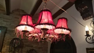 Lámpara de techo dorada y roja