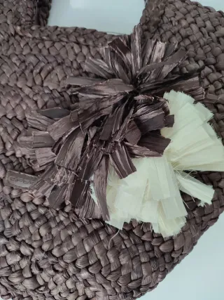 Bolso de rafia marrón con flor