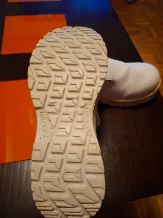 Zapatos de trabajo blancos con puntera reforzada