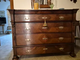 Cómoda de madera con tiradores dorados