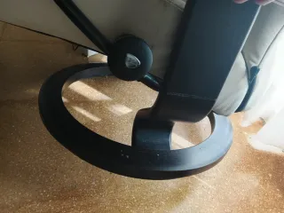 Sillón de piel beige con reposapiés