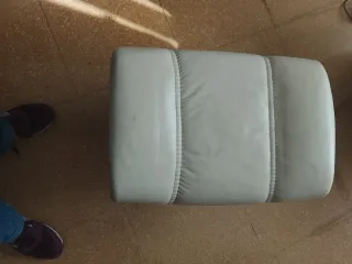 Sillón de piel beige con reposapiés