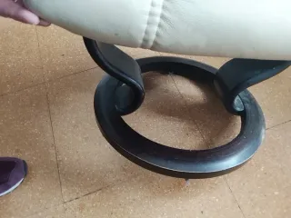 Sillón de piel beige con reposapiés