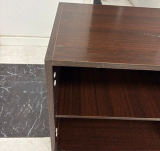 Mueble de madera marrón