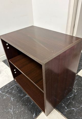 Mueble de madera marrón