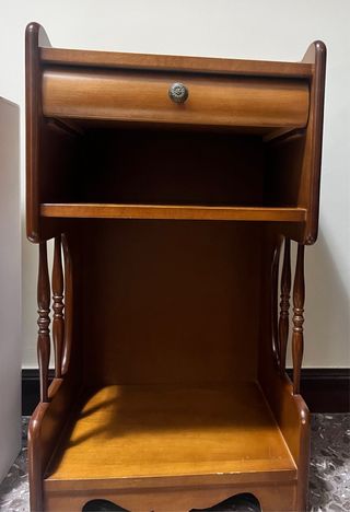 Mesita de noche de madera