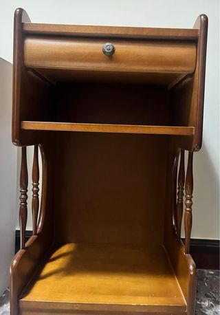 Mesita de noche de madera