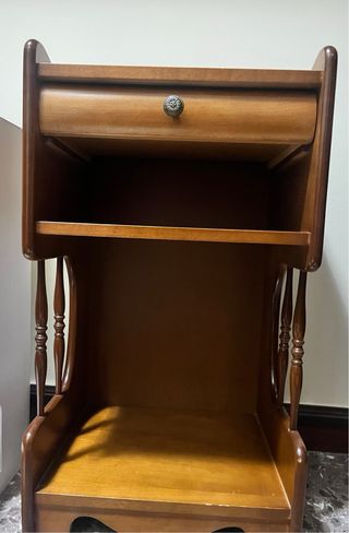 Mesita de noche de madera