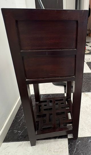 Mesilla de noche de madera oscura