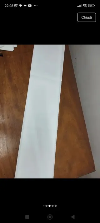 Tendina in tessuto bianco con ricami