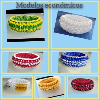 Pulseras de cuentas blancas y plateadas