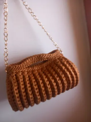 Borsa bauletto con catena dorata marrone