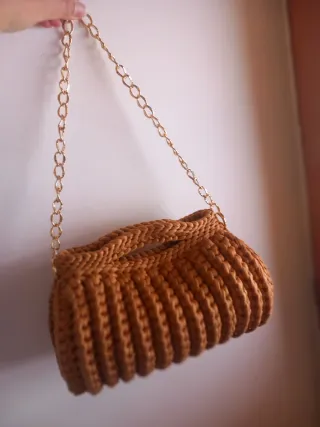 Borsa bauletto con catena dorata marrone