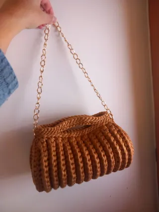 Borsa bauletto con catena dorata marrone