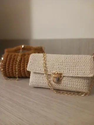 Borsa bauletto con catena dorata marrone