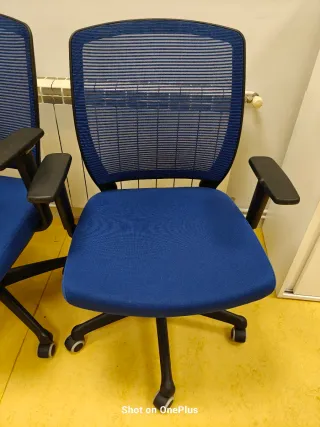 Silla de oficina ergonómica azul