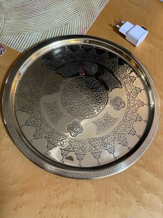 Piatto decorativo metallico con incisioni