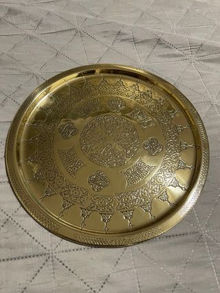 Piatto decorativo metallico con incisioni