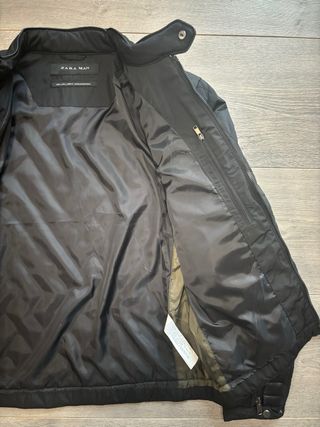 Chaqueta Zara Man acolchada negra
