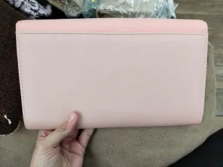 Bolso de mano rosa con cadena dorada