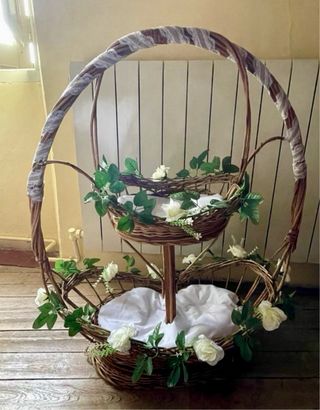 Cesta de mimbre decorada con flores