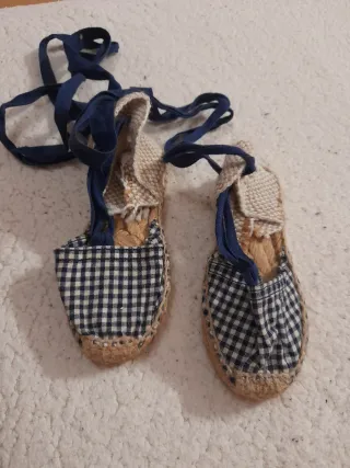 Alpargatas bebé cuadros azul y blanco. Hecho a man