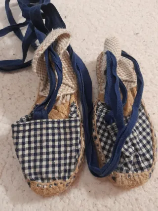 Alpargatas bebé cuadros azul y blanco. Hecho a man