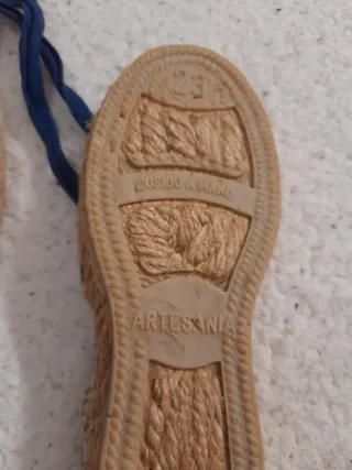 Alpargatas bebé cuadros azul y blanco. Hecho a man