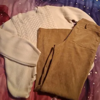 Maglione bianco e pantaloni marroni