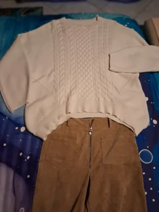 Maglione bianco e pantaloni marroni