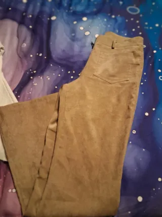 Maglione bianco e pantaloni marroni