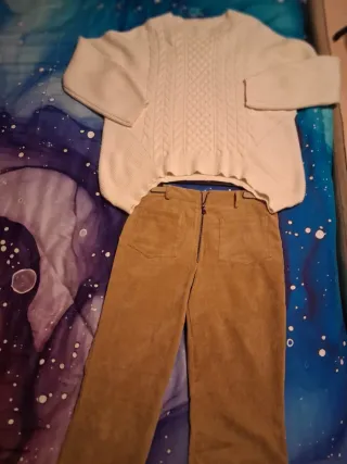 Maglione bianco e pantaloni marroni